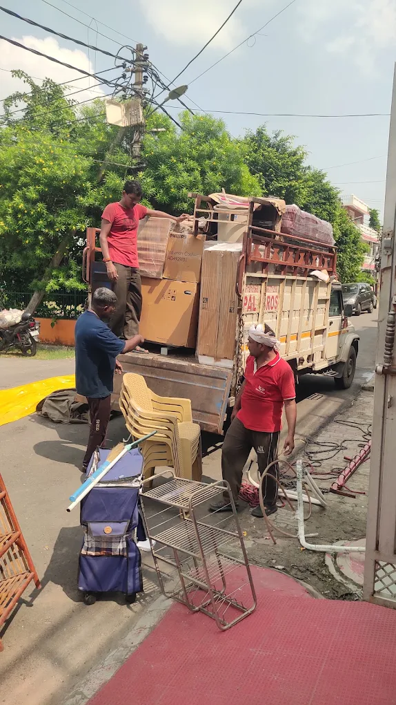 Packers and movers at work in Lucknow