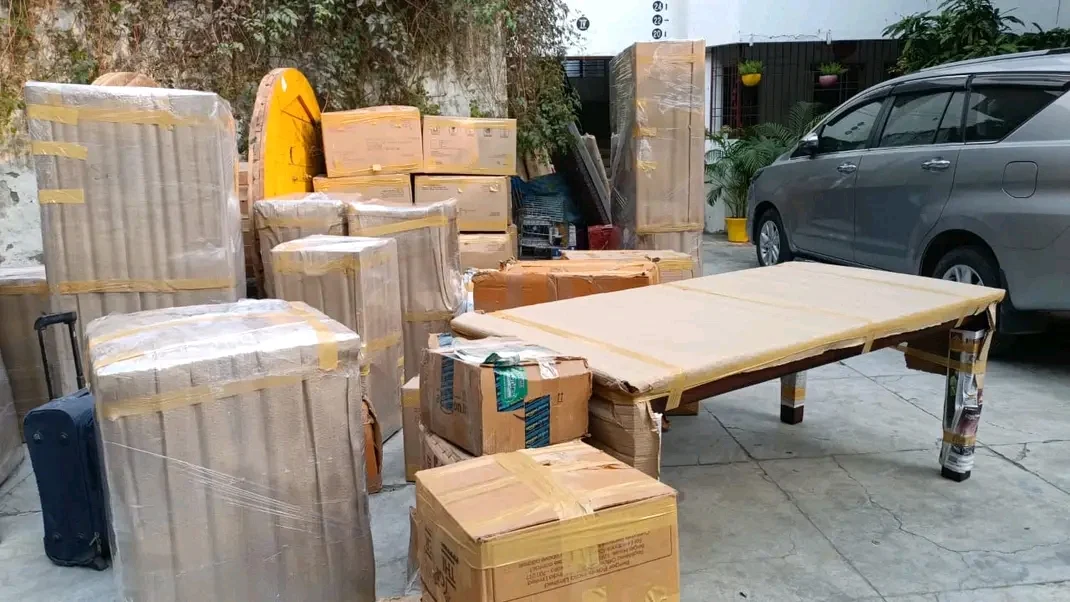 Packers and movers at work in Lucknow
